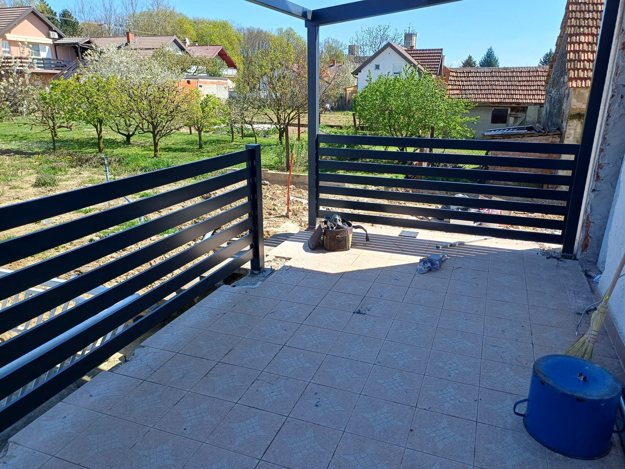 Nastresnica i ograda na terasi, Nastrešnica i ograda na terasi